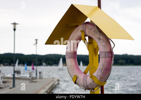 Bouée monté sur le poste à la marina. La sécurité sur le port de plaisance. Saison de l'été. Banque D'Images