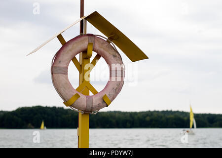 Bouée monté sur le poste à la marina. La sécurité sur le port de plaisance. Saison de l'été. Banque D'Images