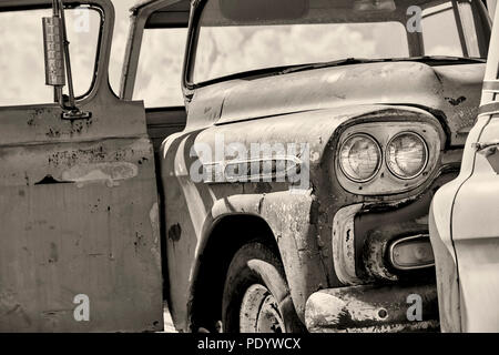 Garde boue avant, projecteur et ouvrir la porte passager d'un antique vieux pick up truck en noir et blanc avec une faible profondeur de champ Banque D'Images