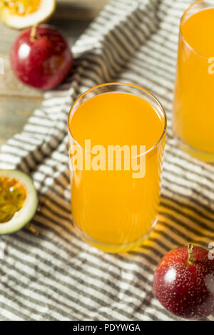 Jus de fruit de la passion jaune doux dans un verre Banque D'Images
