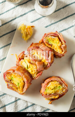 Petit-déjeuner savoureux faits maison avec du bacon pommes oeuf Sushi Banque D'Images