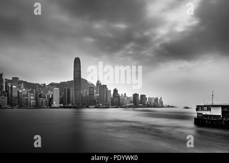 Le port Victoria de Hong Kong en jour nuageux Banque D'Images