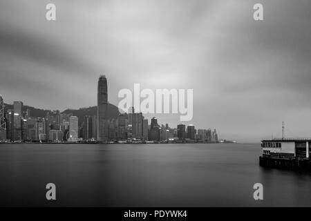 Le port Victoria de Hong Kong en jour nuageux Banque D'Images