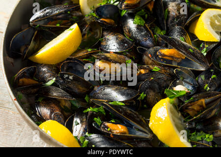 Des moules vapeur et le bouillon avec du pain Banque D'Images