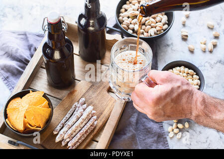 Man pouring beer dans du verre de la bouteille Banque D'Images