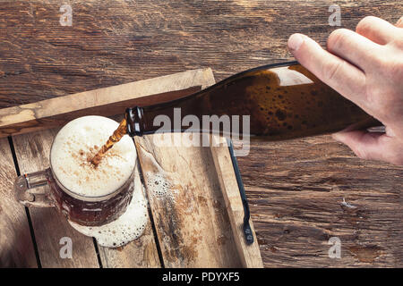 Man pouring beer dans du verre de la bouteille Banque D'Images