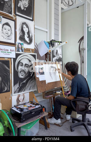 Studio d'artiste. Artiste au travail dans un studio avec un vaste éventail de son travail sur l'exposition. Thaïlande studio d'art. Asie du Sud-est Banque D'Images