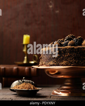 Super gâteau truffe au chocolat noir avec des framboises Banque D'Images
