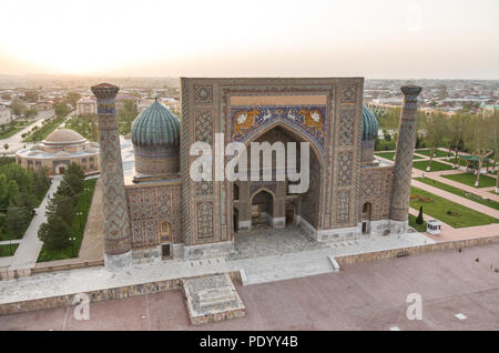 Avis de Sher-Dor de Madrasa Ulugbek Madrasah de minaret sur la place Reguistan à Samarkand, Ouzbékistan Banque D'Images