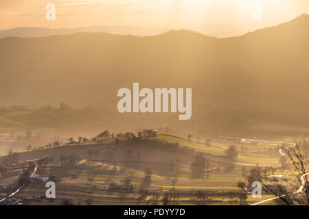 Rayons solaires venant sur une vallée en Ombrie (Italie) Banque D'Images