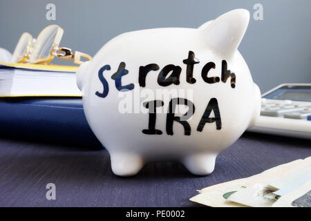 Stretch ira écrit sur une tirelire. La retraite. Banque D'Images