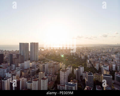 Drone aérien View of City Apartment Buildings in Goztepe Istanbul / Turquie. Paysage urbain. Banque D'Images