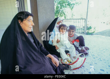 Octobre 1995 - Bagdad, Irak - Manque d'équipement médical et de fournitures s'est effondré le système de soins de santé en Irak en raison des sanctions de l'ONU en raison de l'invasion irakienne du Koweït, en particulier sur les nouveaux nés et bébés. Banque D'Images