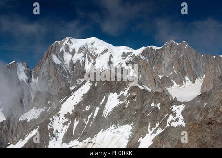 Le Mont Blanc (Monte Bianco), dans la vallée d'Aoste, Alpes de l'Italie, dans un matin d'été. Banque D'Images