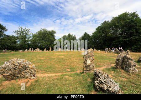 Les marcheurs aux Rois des hommes, le cercle de pierres de Rollright Stones, près de Chipping Norton, Oxfordshire, Angleterre. Banque D'Images