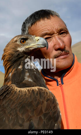 Un eagle hunter avec son aigle doré à Bayan-Olgii, la Mongolie. Banque D'Images