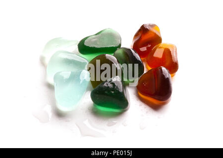 Hanche de vert, bleu et brun wet morceaux de verre polis par la mer isolé sur fond blanc Banque D'Images