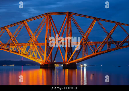 Vue le soir de l'avant pont sur le Firth of Forth en Ecosse Banque D'Images