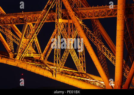 Vue le soir de l'avant pont sur le Firth of Forth en Ecosse Banque D'Images