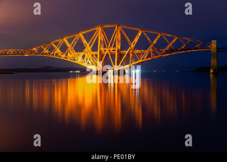 Vue le soir de l'avant pont sur le Firth of Forth en Ecosse Banque D'Images