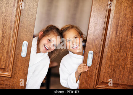 Happy Family relaxing in hotel room Banque D'Images