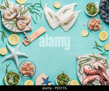 Divers fruits de mer sur fond bleu clair avec le calmar, crevettes tigrées ou crevettes, poulpes, crabes et les algues de la mer du Nord, vue du dessus. Place pour votre conception, tex Banque D'Images