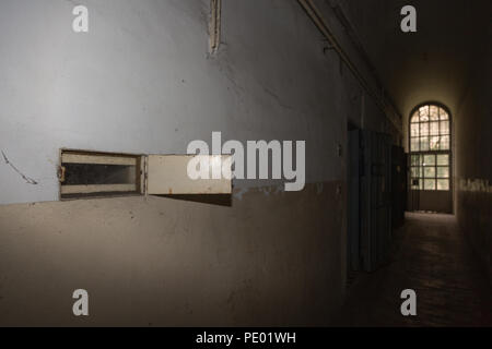 Judas dans une portée murs d'une ancienne prison. Banque D'Images