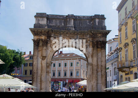 Arche du Sergii est une ancienne cité romaine de triomphe situé à Pula, Croatie. Date approximative de construction : par 29-27 av. Banque D'Images