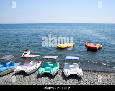 Novorossiysk, Russie - Août 06, 2018 : catamarans et bateaux gonflables sur la plage, sur le dock. Novorossiysky beach large faisceau. Banque D'Images