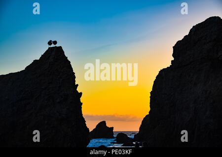 Coucher du soleil à El Matador State Beach à Malibu, Californie Banque D'Images