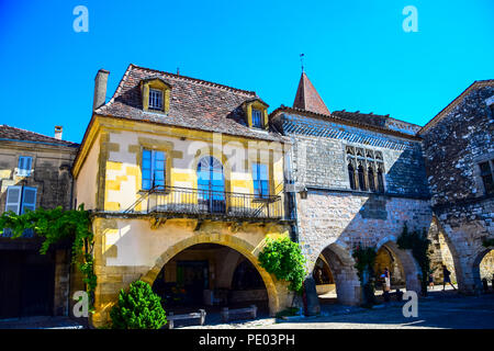 Place centrale de la bastide médiévale de Monpazier village dans la région de la Dordogne Banque D'Images