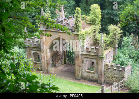 Le Lodge at gothique Renishaw Hall and Gardens, Renishaw, Derbyshire, Royaume-Uni Banque D'Images