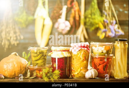 Mariné au vinaigre légumes fermentés sur des étagères en cave Banque D'Images