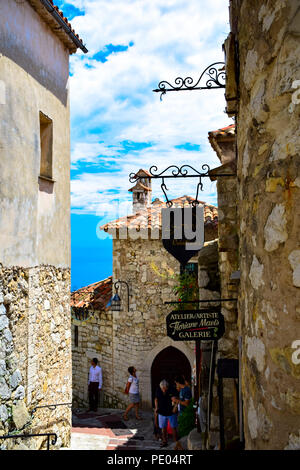 Magasins de rues pavées et le charmant village d'Eze sur la côte d'Azur Banque D'Images