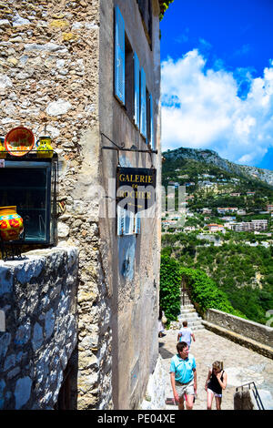 Magasins de rues pavées et le charmant village d'Eze sur la côte d'Azur Banque D'Images