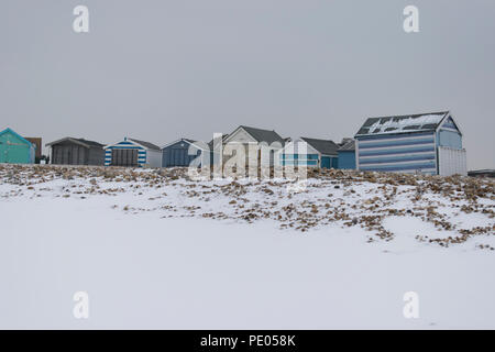 Cabines de plage dans la neige. Hayling Island, Hampshire UK Banque D'Images