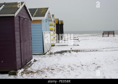 Cabines de plage dans la neige. Hayling Island, Hampshire UK Banque D'Images