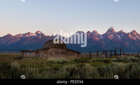 C'est la photo de Morning Glory Pool aMormon au lever du soleil sur les rangs du Parc National de Grand Teton, Wyoming. Banque D'Images