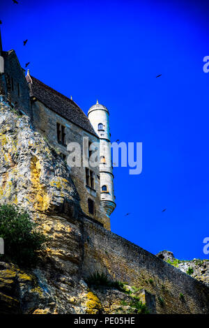 Vue sur le village et château de Beynac sur la Dordogne dans le sud-ouest de la France Banque D'Images