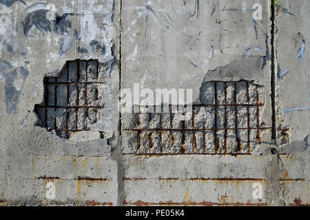 La destruction de mur de béton armé. tomber de plâtre. Banque D'Images