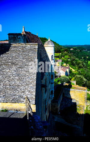 Vue sur le village et château de Beynac sur la Dordogne dans le sud-ouest de la France Banque D'Images