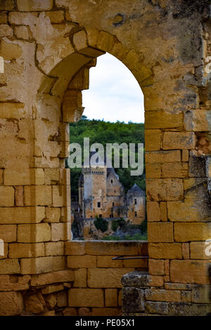 Les ruines et le terrain du Château de Commarque dans la région de la Dordogne Banque D'Images