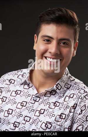 Happy smiling young man in casual studio portrait Banque D'Images