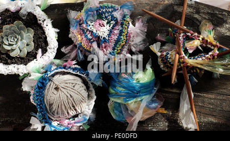 Sac en nylon coupe en fil et tricoter au panier, bonne idée de recycler les sacs en nylon pour réduire la pollution de l'environnement Banque D'Images