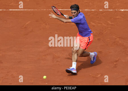 Dix-sept fois champion du Grand Chelem Roger Federer en action lors de son troisième match à Roland Garros 2015 Banque D'Images