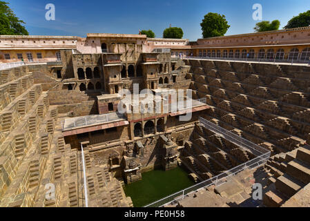 Chand Baori, la plus célèbre et d'escalier en Inde Banque D'Images