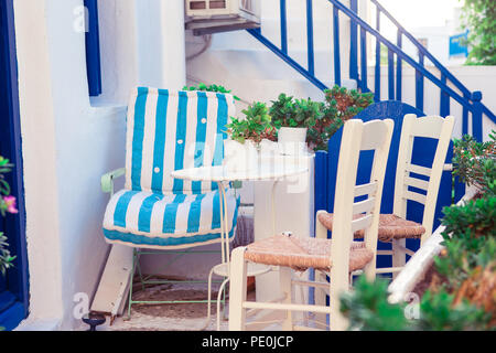 Les rues étroites de l'île avec des balcons bleus, des escaliers et des fleurs. Belle terrasse extérieur avec le style des Cyclades. Banque D'Images