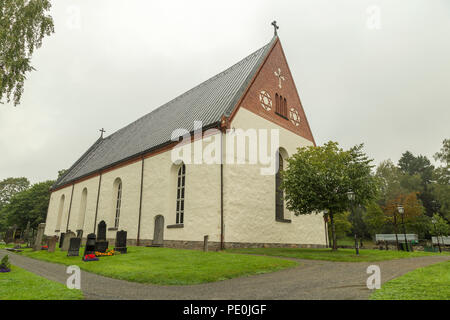 Église à Backen, Umea, Suède avec un ciel nuageux. Banque D'Images