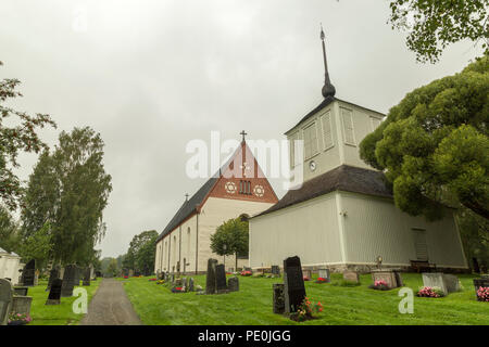 Église à Backen, Umea, Suède avec un ciel nuageux. Banque D'Images