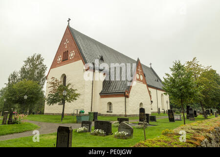 Église à Backen, Umea, Suède avec un ciel nuageux. Banque D'Images